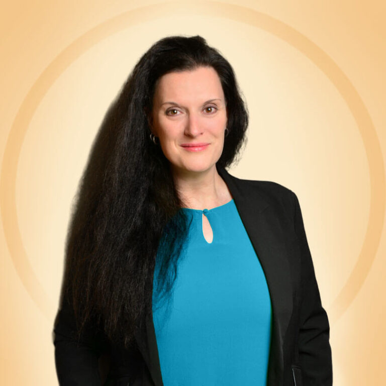 Cornelia Leclerc im runden Portraitbild mit leichtem Lächeln