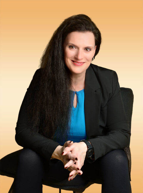 Cornelia Leclerc, Stress Coach, lächelt im Hero Bereich der Seite Ressourcenaktivierung und Hilfe bei Stress